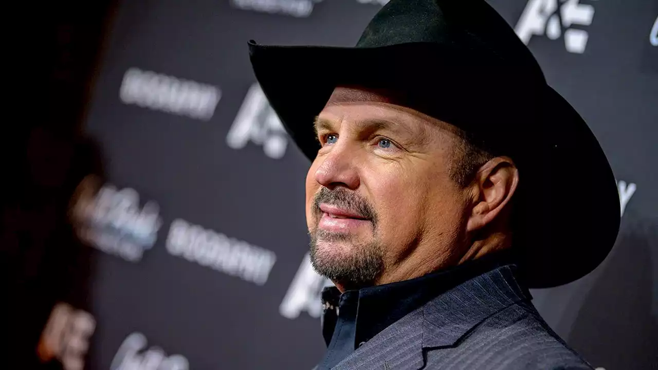 Did Singer Jason Aldean Replace Garth Brooks as CMA Emcee?