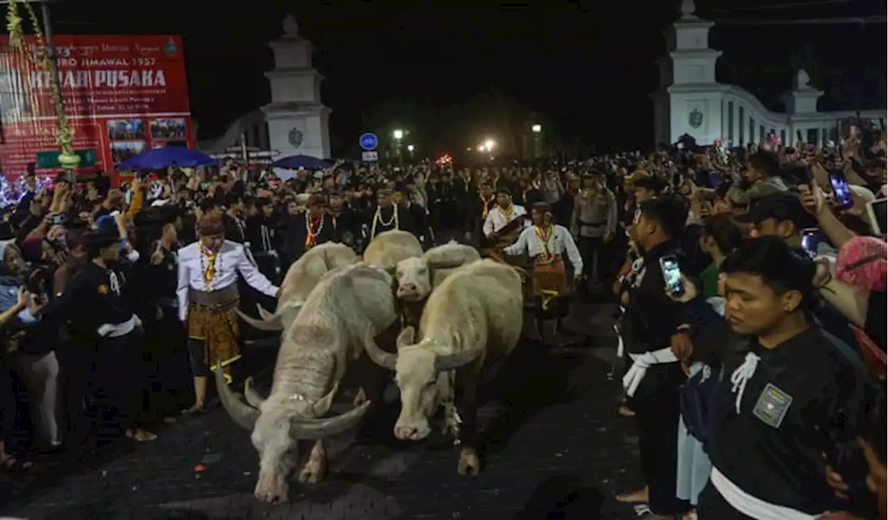 Sakral, Putra Mahkota Keraton Solo Pimpin Laku Perenungan Kirab Malam 1 Sura