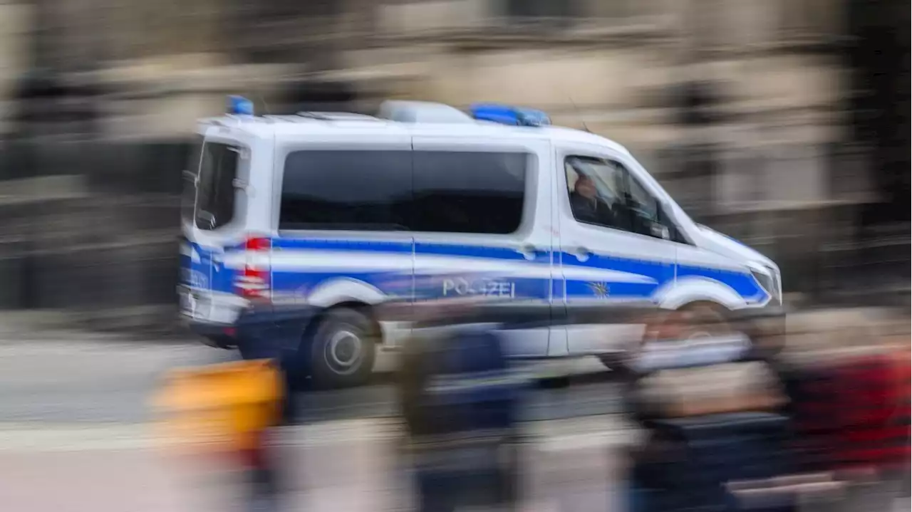 Gewaltsame Auseinandersetzung in Neukölln: Polizei beendet Schlägerei vor Casino – drei Beamte verletzt