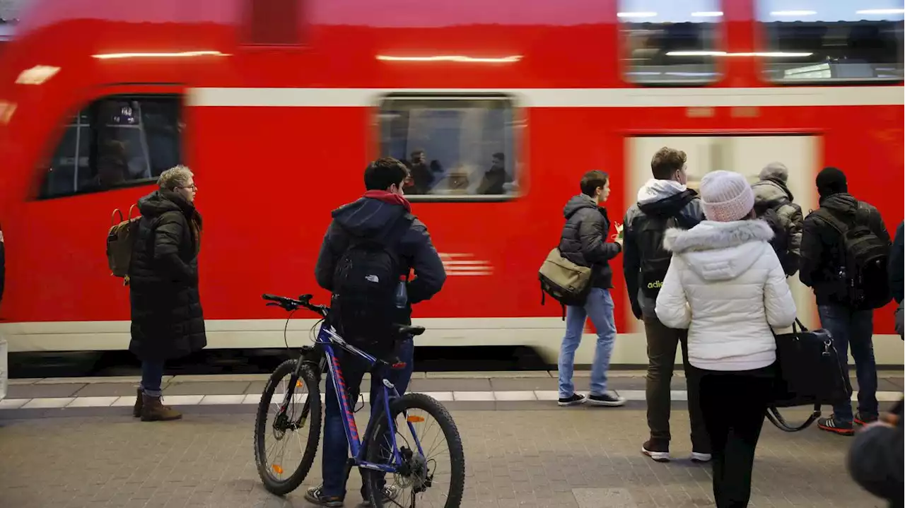 Zugblockade nach Schichtende: Menschenmenge in Niedersachsen springt auf Gleise