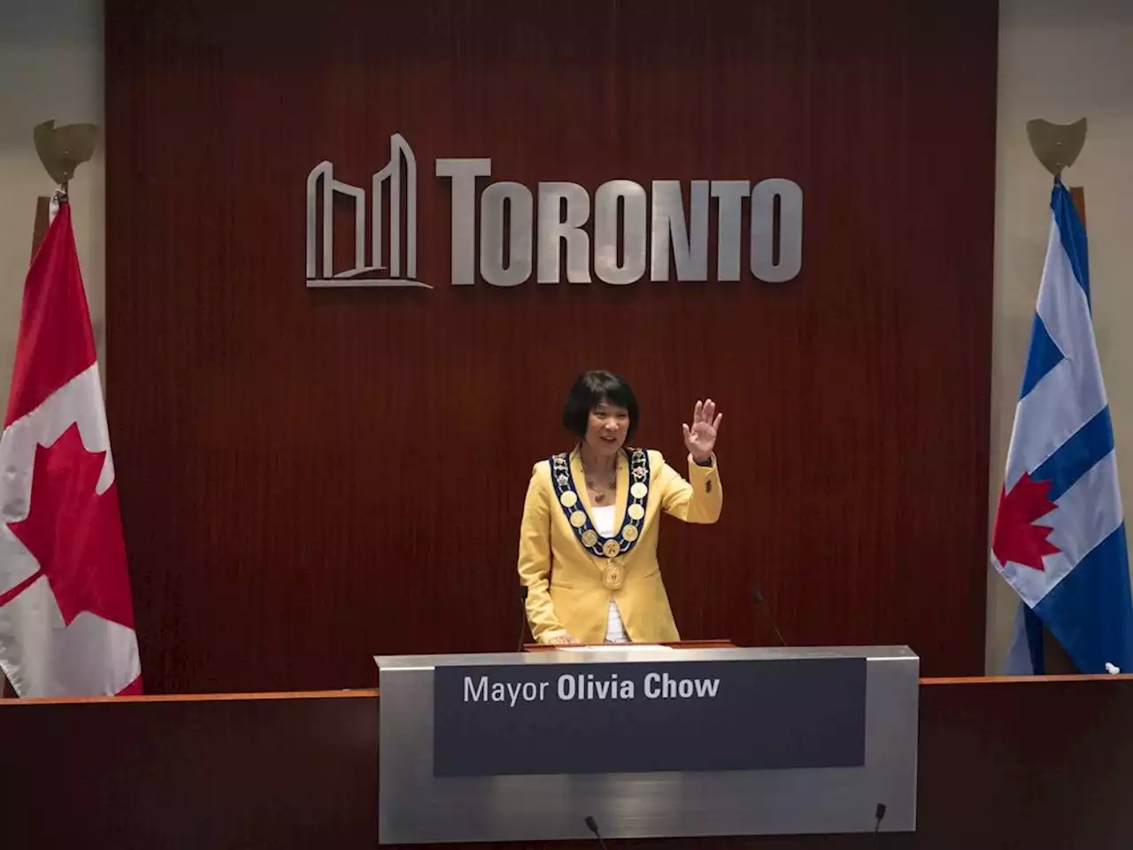 In first motion as mayor, Chow gets unanimous support for refugee shelter response