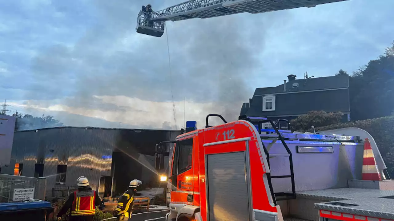 Brand in Remscheid - Feuerwehr: Anwohner sollen Türen und Fenster geschlossen halten