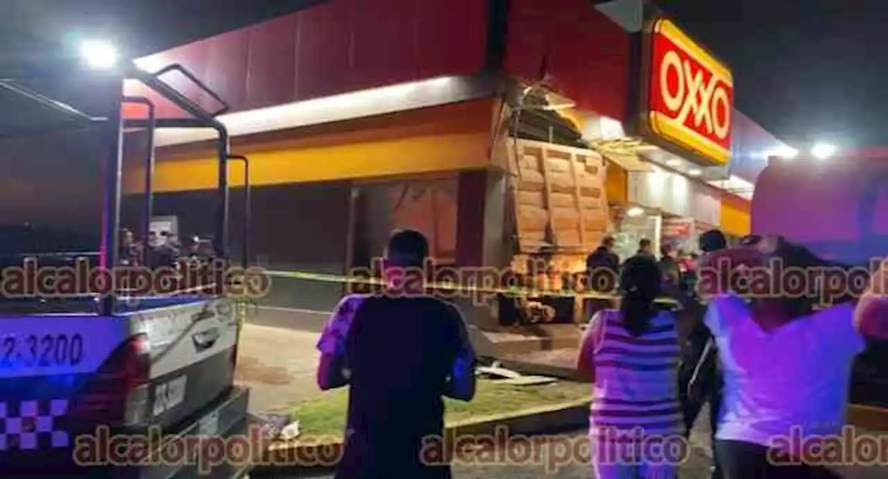 Camión tipo volteo se impacta contra la fachada de un Oxxo, en Cosoleacaque