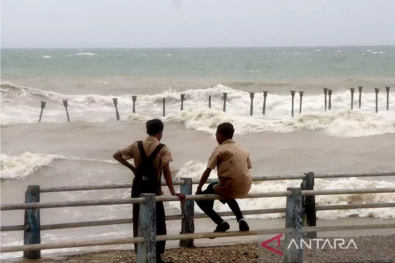 BMKG: Waspadai gelombang 4-5 meter berpeluang terjadi di selatan NTT