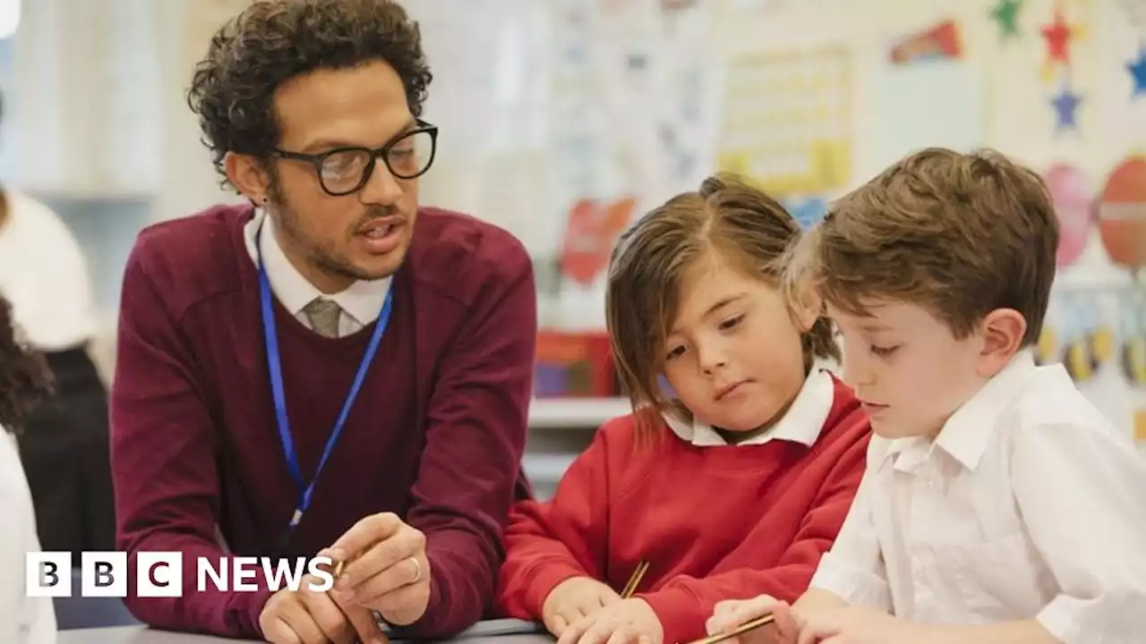 Head teachers accept England pay rise