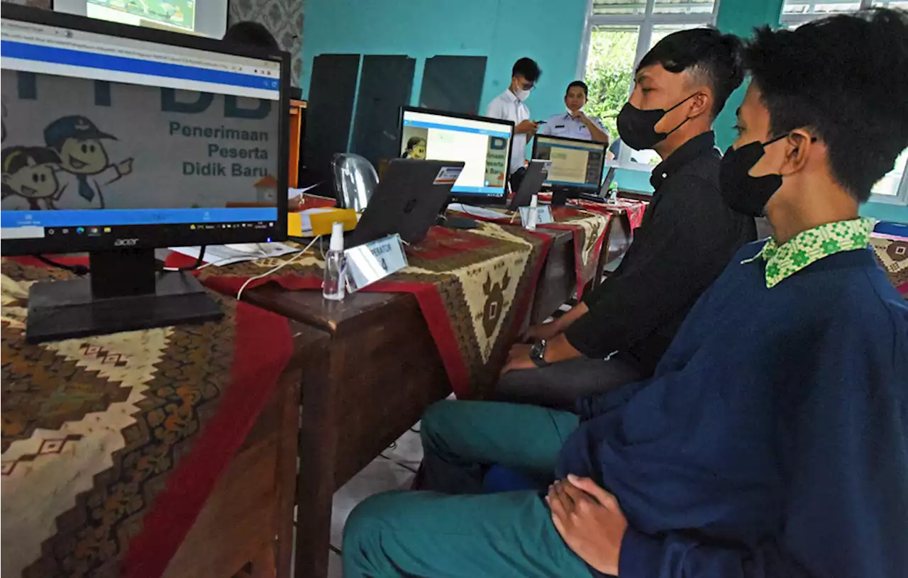 Wali Murid di Surabaya Keluhkan PPDB Sistem Zonasi