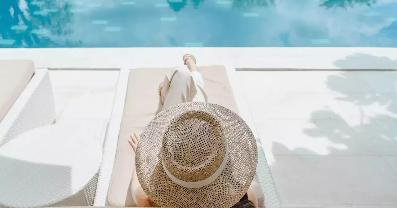 Ces produits de beauté essentiels à amener au bord de la piscine cet été !