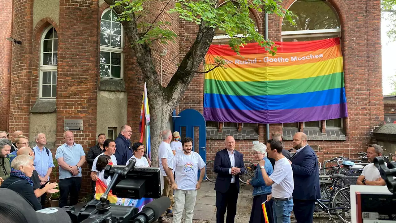 CSD Berlin: Regenbogen-Flagge vor Moschee in Moabit enthüllt