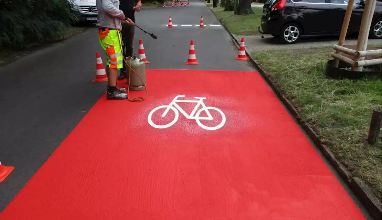 Fahrradstraße kleine Heinrich-Mann-Allee erhält rote Markierung