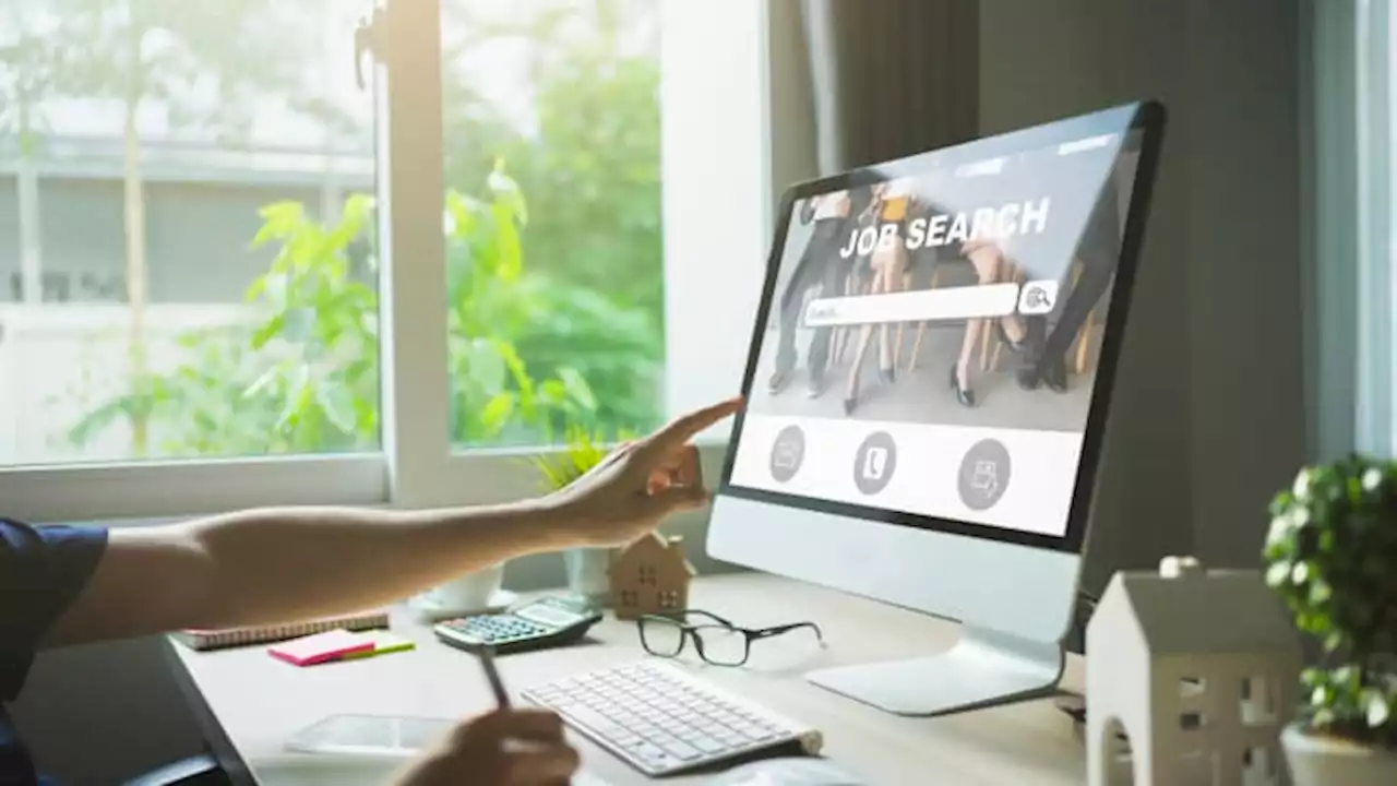 A career coach’s 4-step guide to using ChatGPT and LinkedIn for a successful job hunt