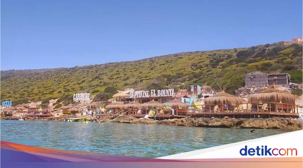 Hadapi Panas Ekstrem, Warga Tunisia Pilih Berendam di Pantai Seharian