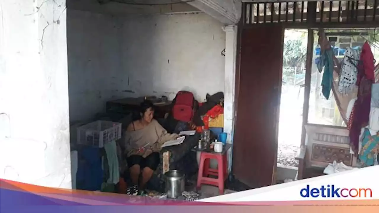 Ini Putri, Perempuan yang Viral Tinggal di Rumah Reyot Tanpa Listrik di Jakut