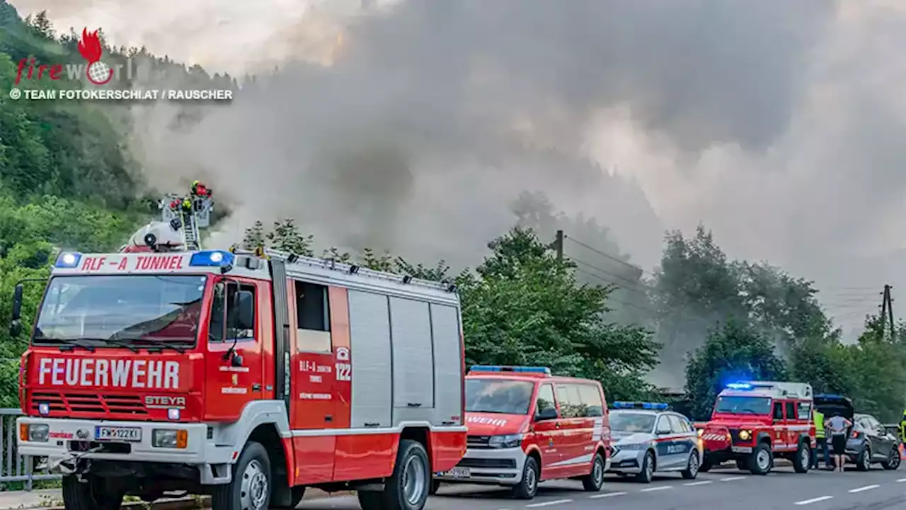 Oö: Sechs Wehren mit zwei Hubrettungsgeräten bei Brand in Wohngebäude in Spital am Pyhrn im Einsatz