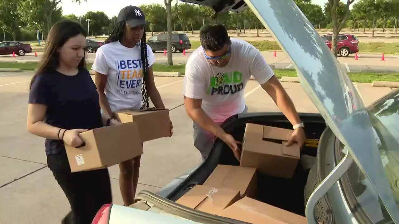 UNT Dallas students help with mobile food pantry