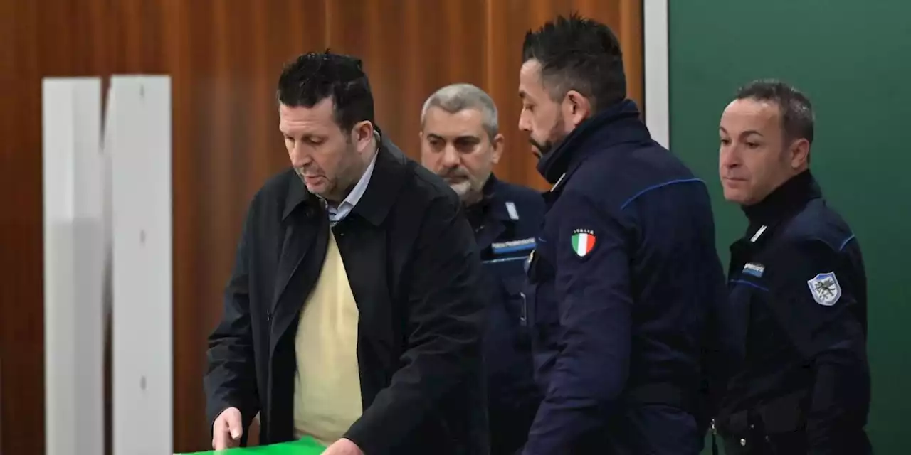 È stato condannato all'ergastolo Alessandro Maja, l'uomo che nel maggio del 2022 aveva ucciso la moglie e la figlia a Samarate, in provincia di Varese - Il Post