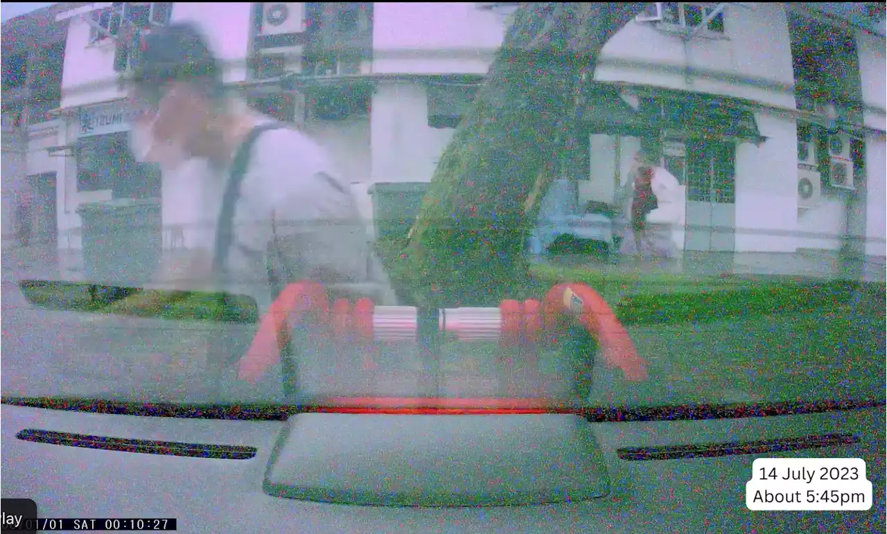 Scam alert: Man walks into reversing car, asks driver for $100 to see doctor - Singapore News