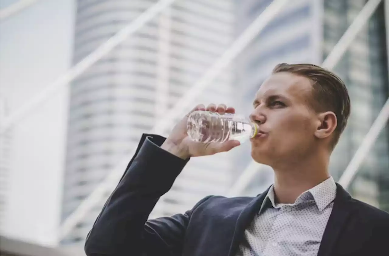 US tourist asks if it's socially acceptable to drink water in public in Singapore - Singapore News