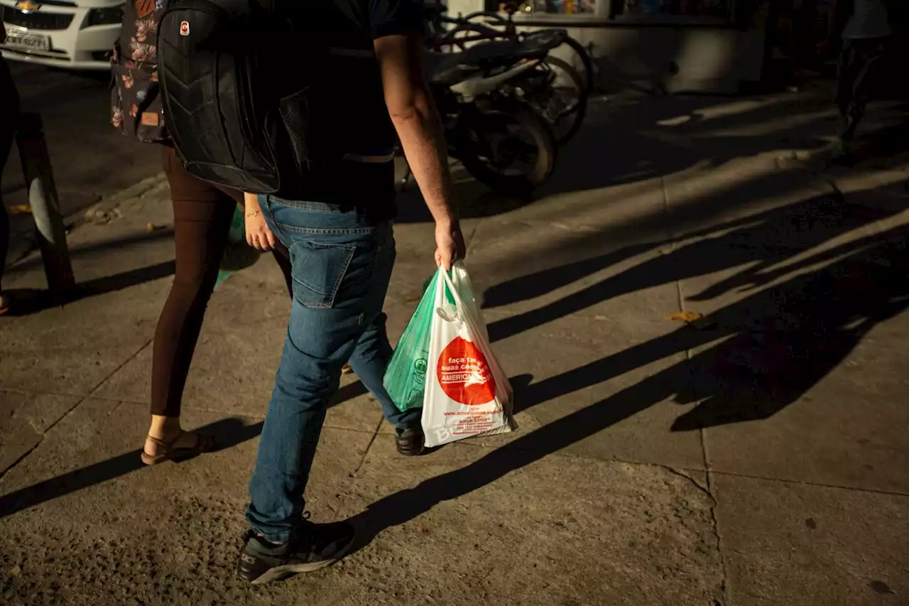 Tribunal do Rio invalida lei que impedia cobrança por sacolas em supermercados