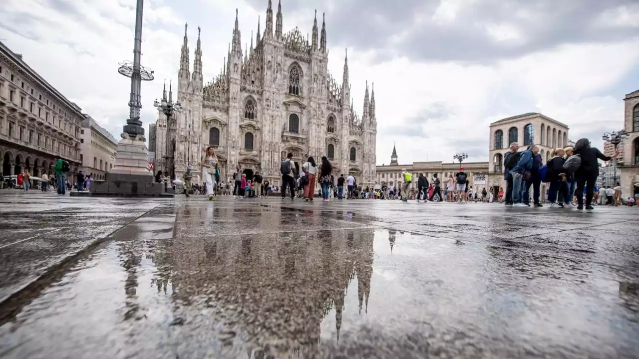 Pioggia e grandine sul Nord Italia: tromba d'aria a Milano, a Verona un uomo colpito da un fulmine. Una donna nel Novarese travolta da un albero: è in condizioni critiche