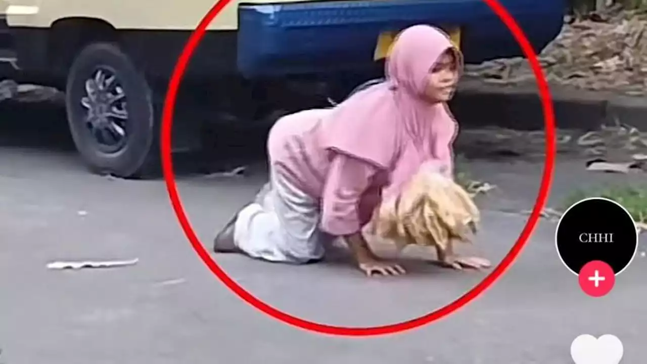 Kisah Pilu Cyntya, Gadis Malang yang Viral di Medsos Lantaran Jualan Peyek Sambil Merangkak