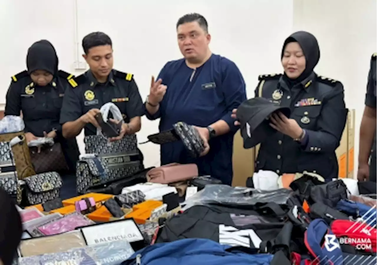 Domestic Trade Ministry seizes fake goods worth RM250,000 at Petaling Street