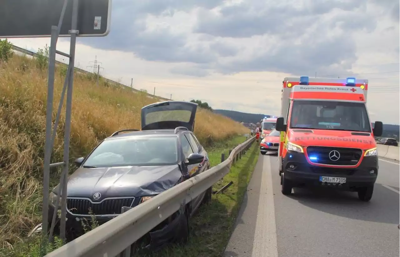 Sekundenschlaf hat Folgen: Zwei Verletzte nach Unfall auf der B85 zwischen Roding und Cham