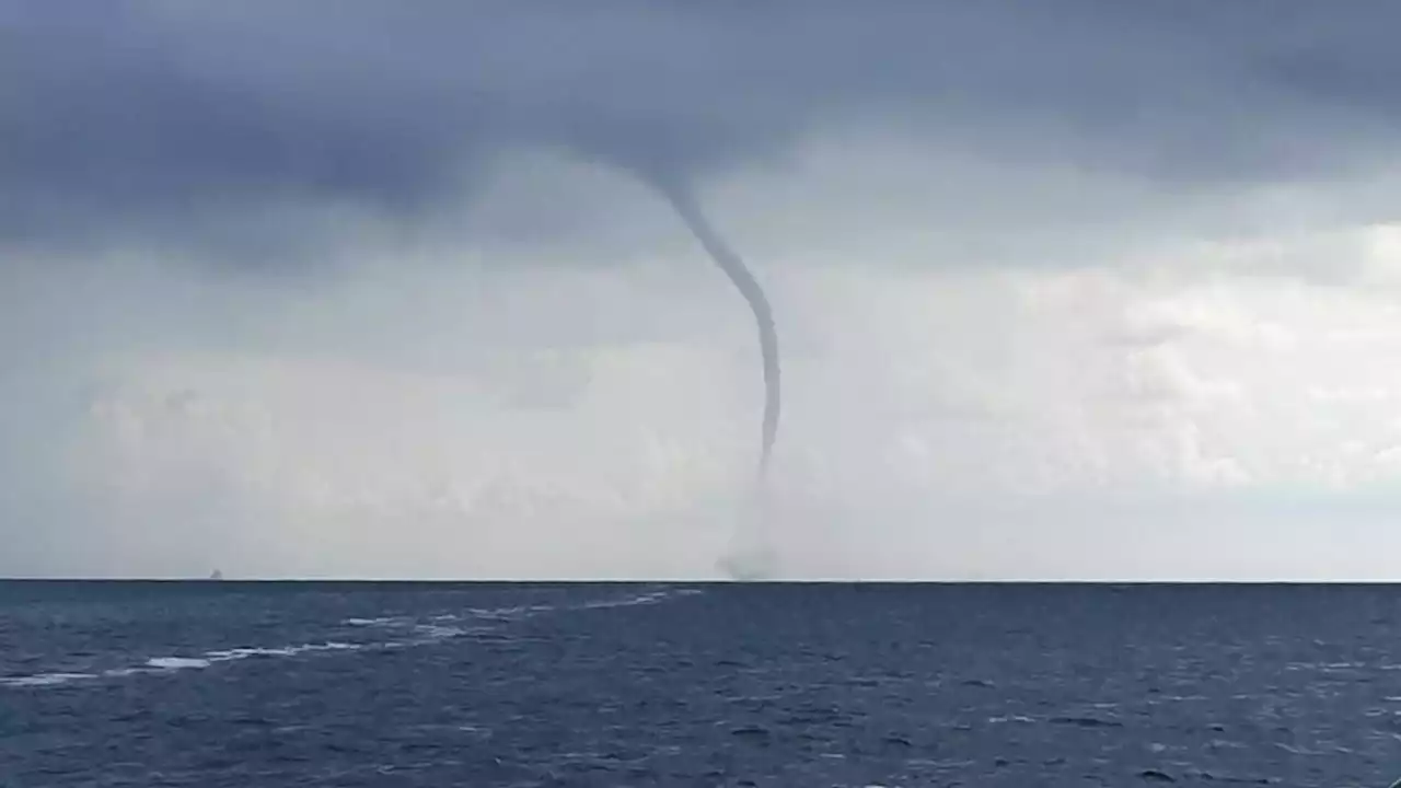 Waterhoos trekt over zee bij Hoek van Holland