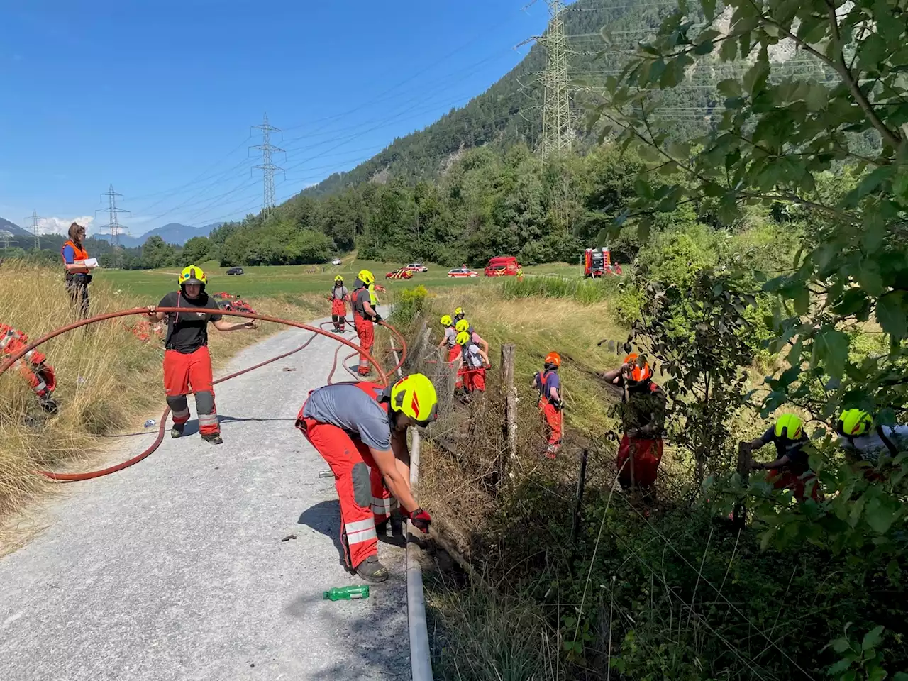 Rhäzüns GR: Feuerwehreinsatz wegen Flur- und Holzlagerbrand