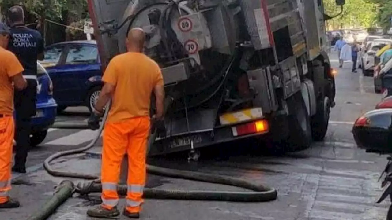 La strada della Roma 'bene' collassa sotto il peso del camion e si apre una voragine