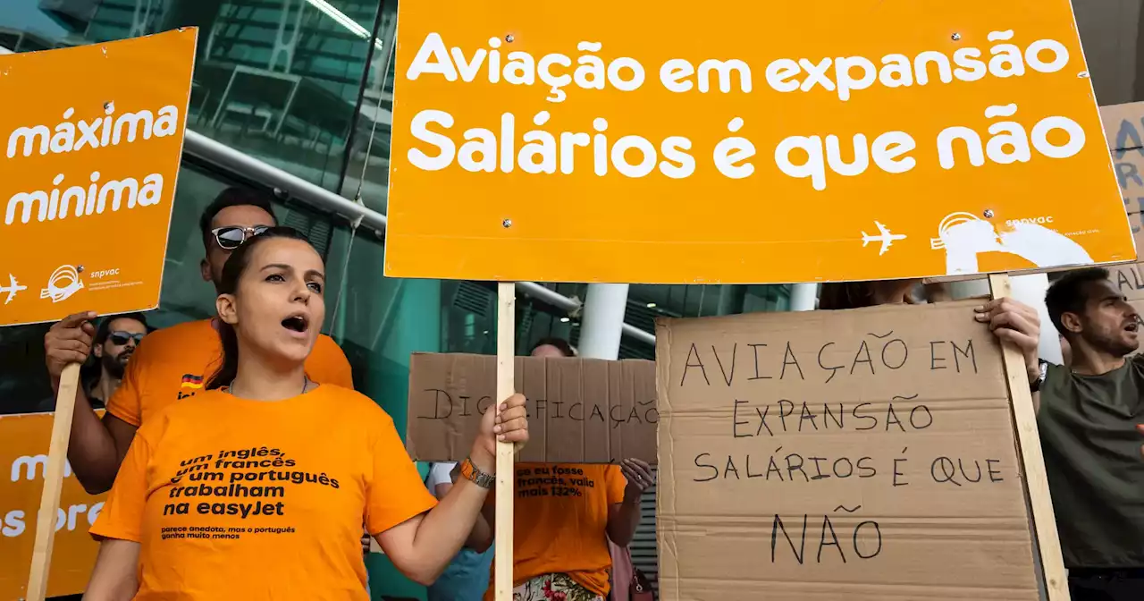 Tripulantes da easyJet concentrados no aeroporto de Porto nos primeiro de cinco dias de greve