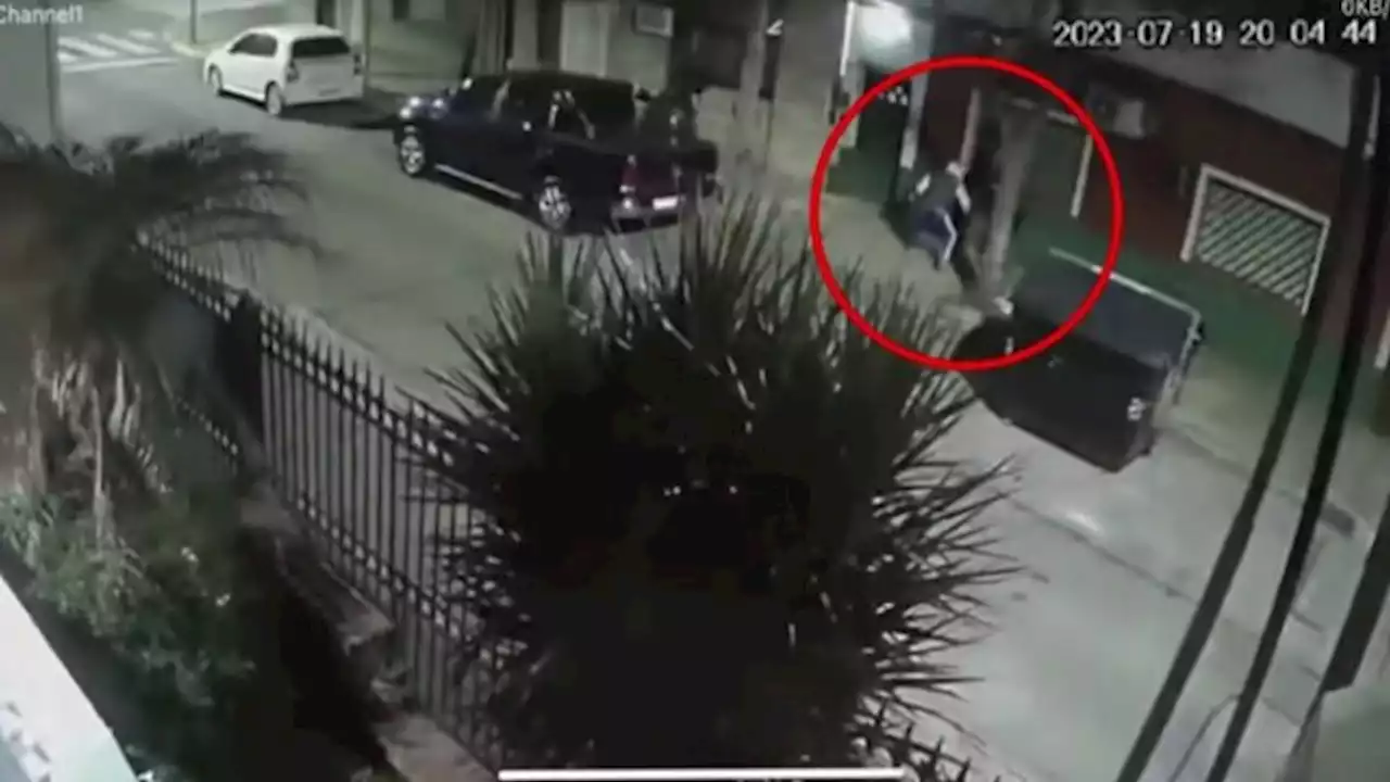 Video: tres ladrones las sorprendieron cuando bajaban cosas del auto, les robaron y las manosearon