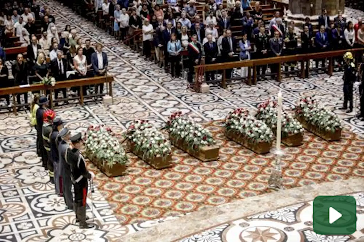 Incendio nella Rsa: nel Duomo di Milano i funerali delle sei vittime