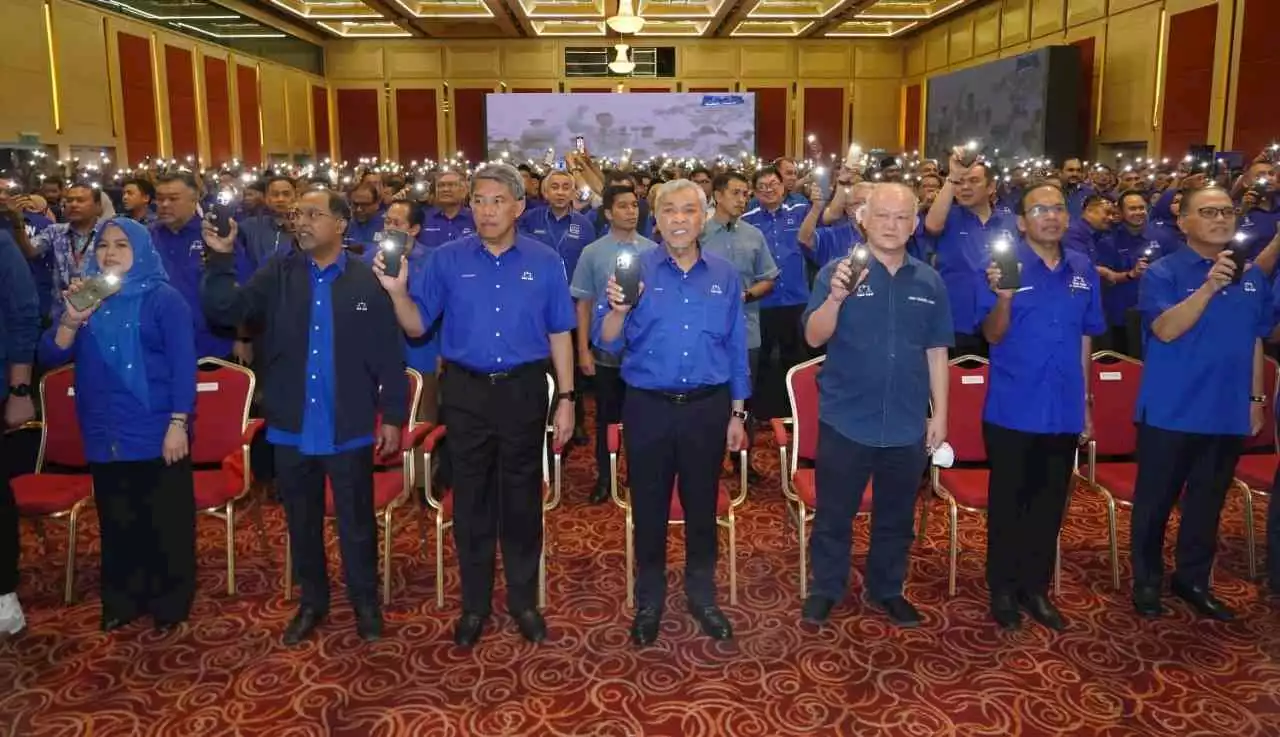 ‘Baju biru’ warnai Dewan Tun Hussein Onn