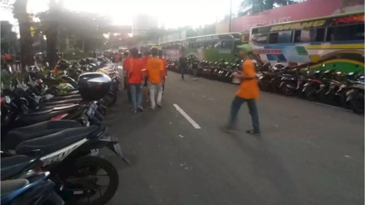 Polisi Tangkap Kompolotan Jukir Liar yang Pasang Tarif Parkir Rp 100 Ribu di Asrama Haji Makassar