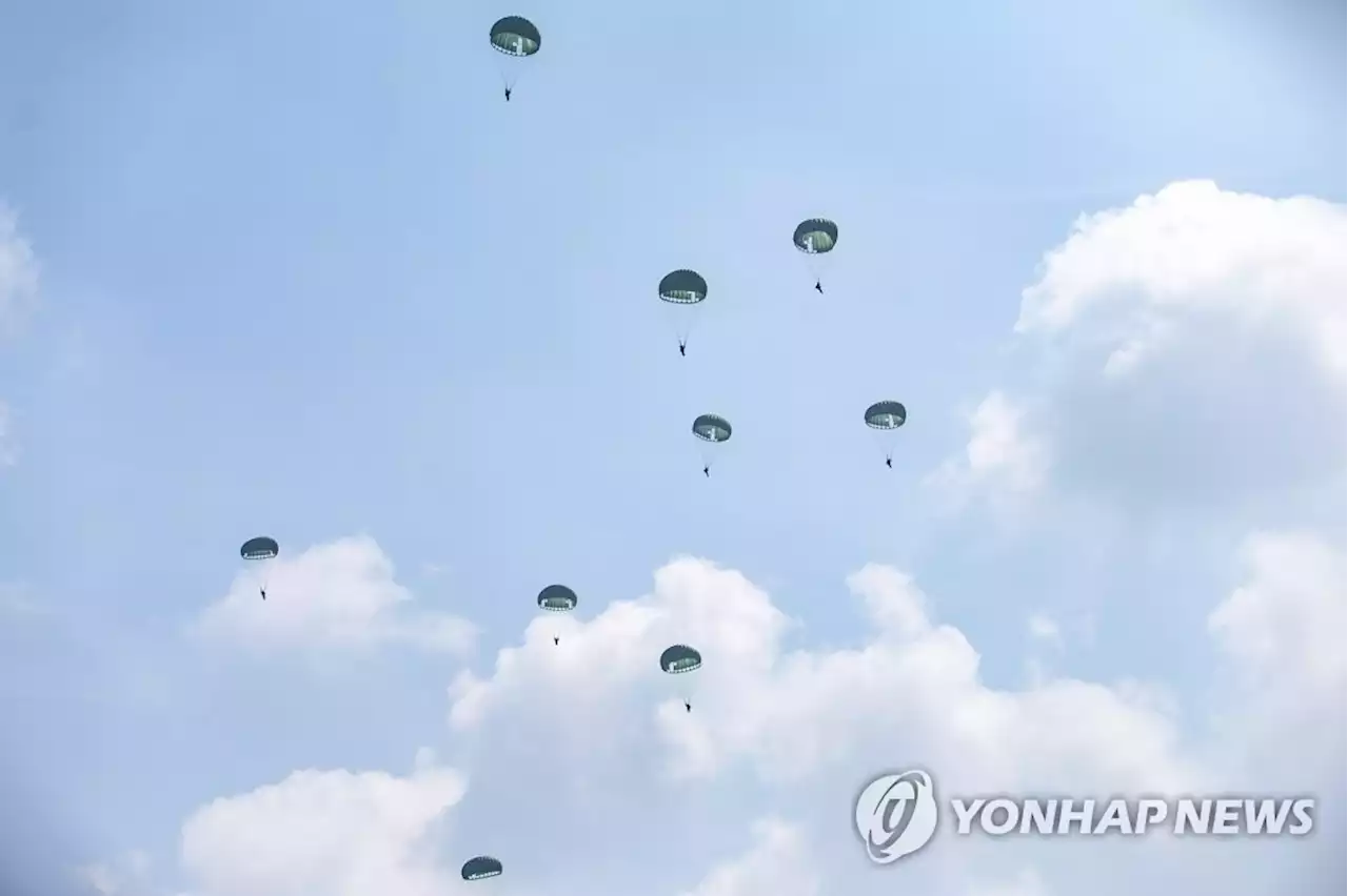 육사 3학년 생도들 550m 상공서 강하훈련…CH-47 헬기서 '점프' | 연합뉴스