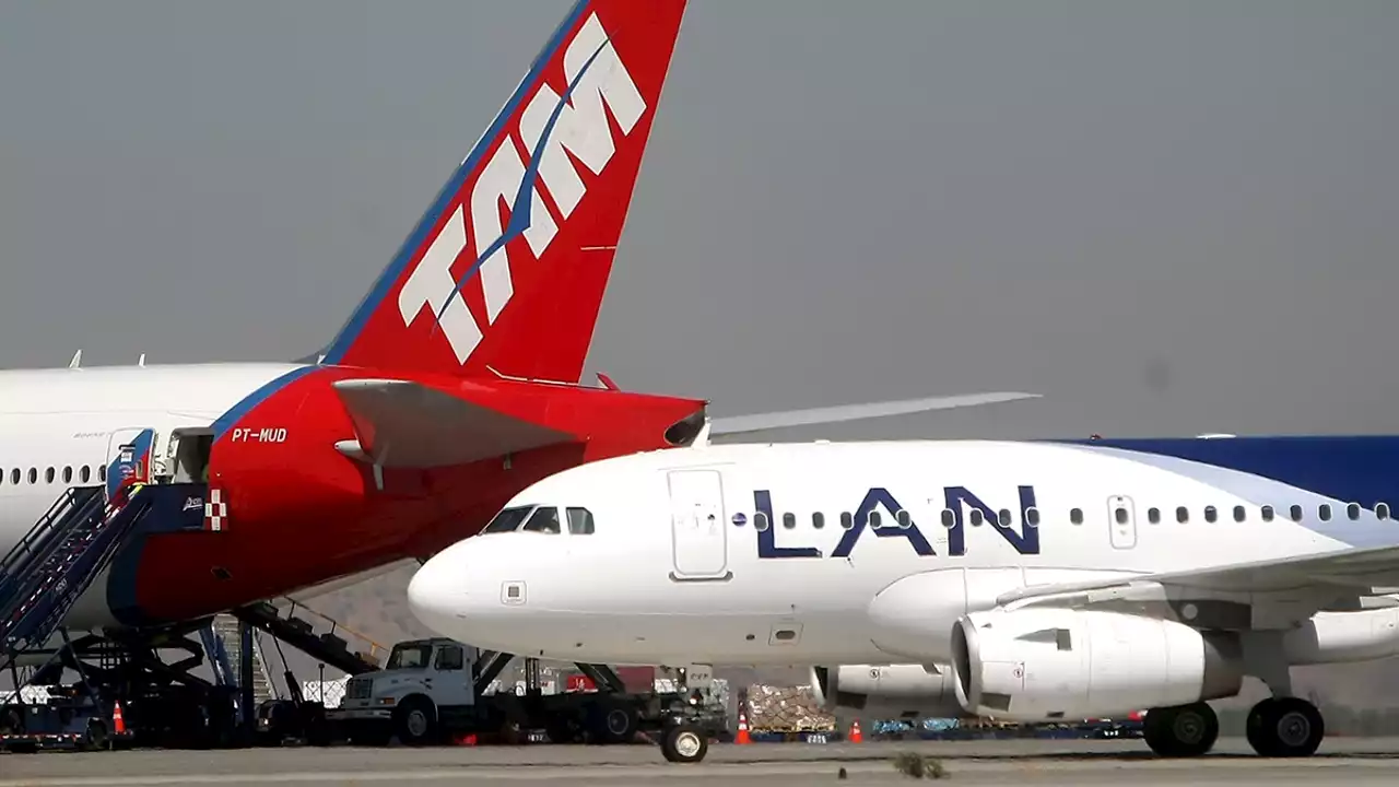 Evacúan un avión después de que un pasajero bromease con la posibilidad de explotar una bomba