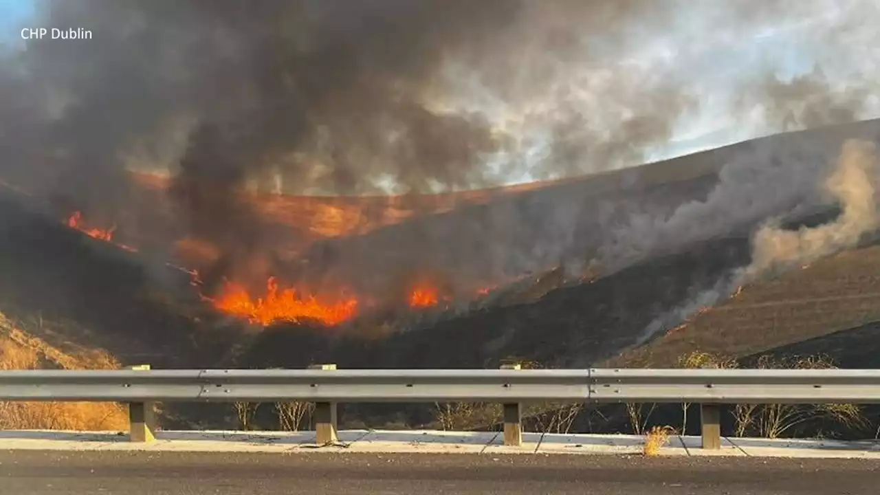 Grass fire burning along I-580 in Altamont Pass now 75-acres, CAL FIRE says