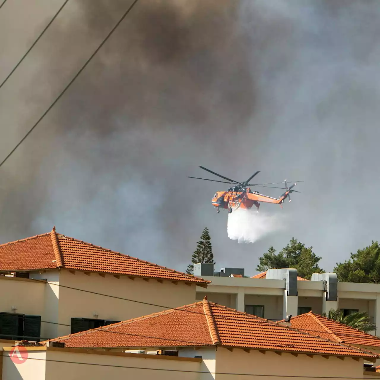 Videos | Evacúan a cientos por incendio en la isla griega de Rodas