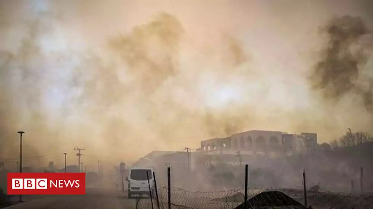 Incêndios na Grécia: milhares abandonam casas e hotéis em Rodes com aproximação do fogo - BBC News Brasil