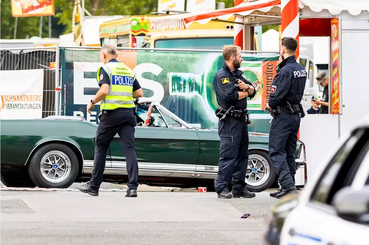 Hannover: Oldtimer fährt in Menschenmenge – mehrere Schwerverletzte