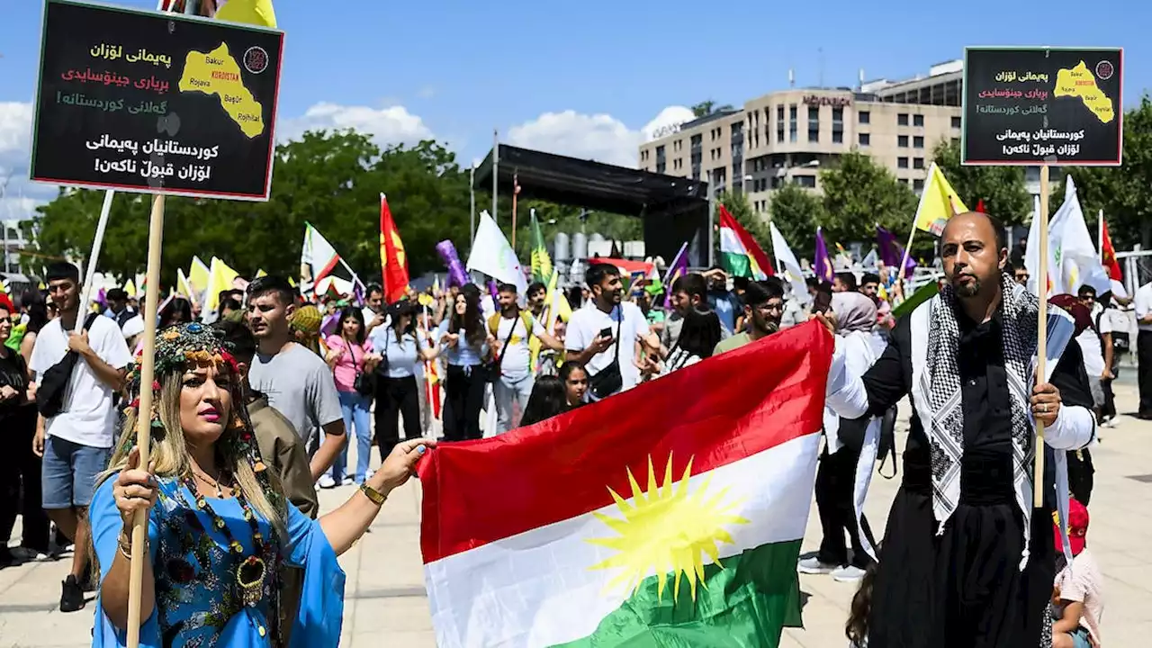 Tausende Kurd*innen demonstrieren in Lausanne