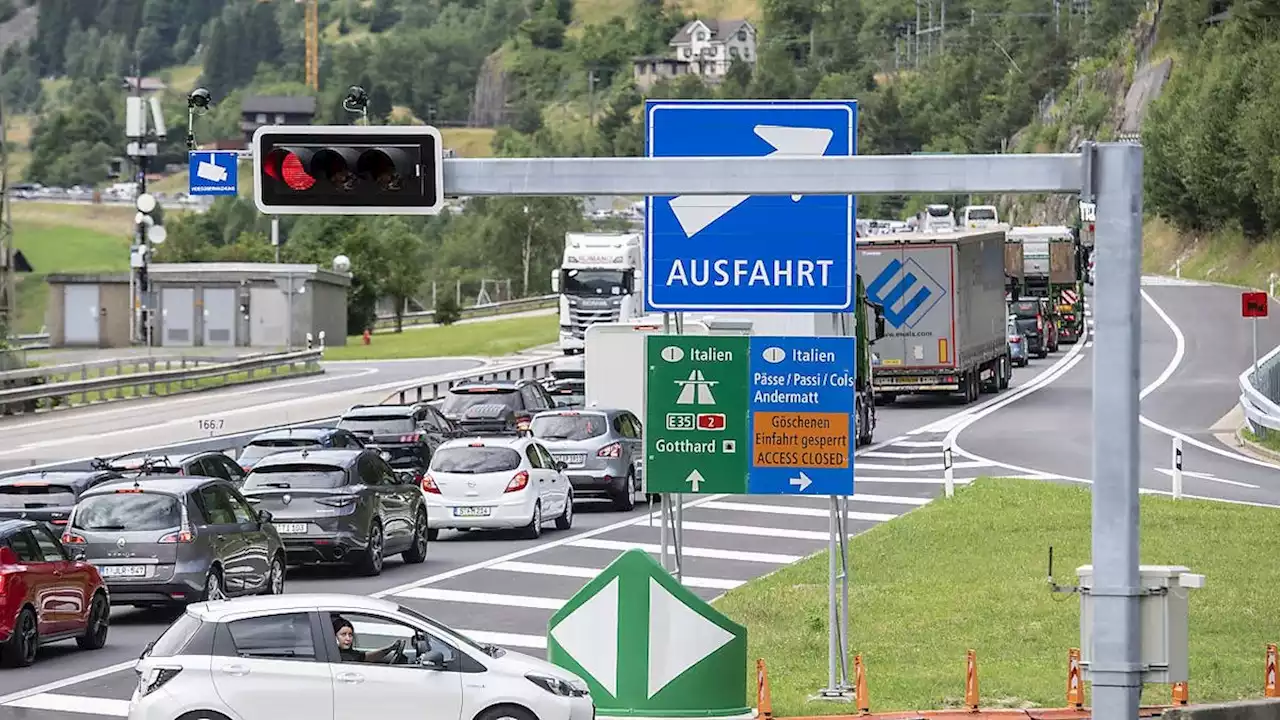 Zwölf Kilometer Stau vor Gotthard-Tunnel