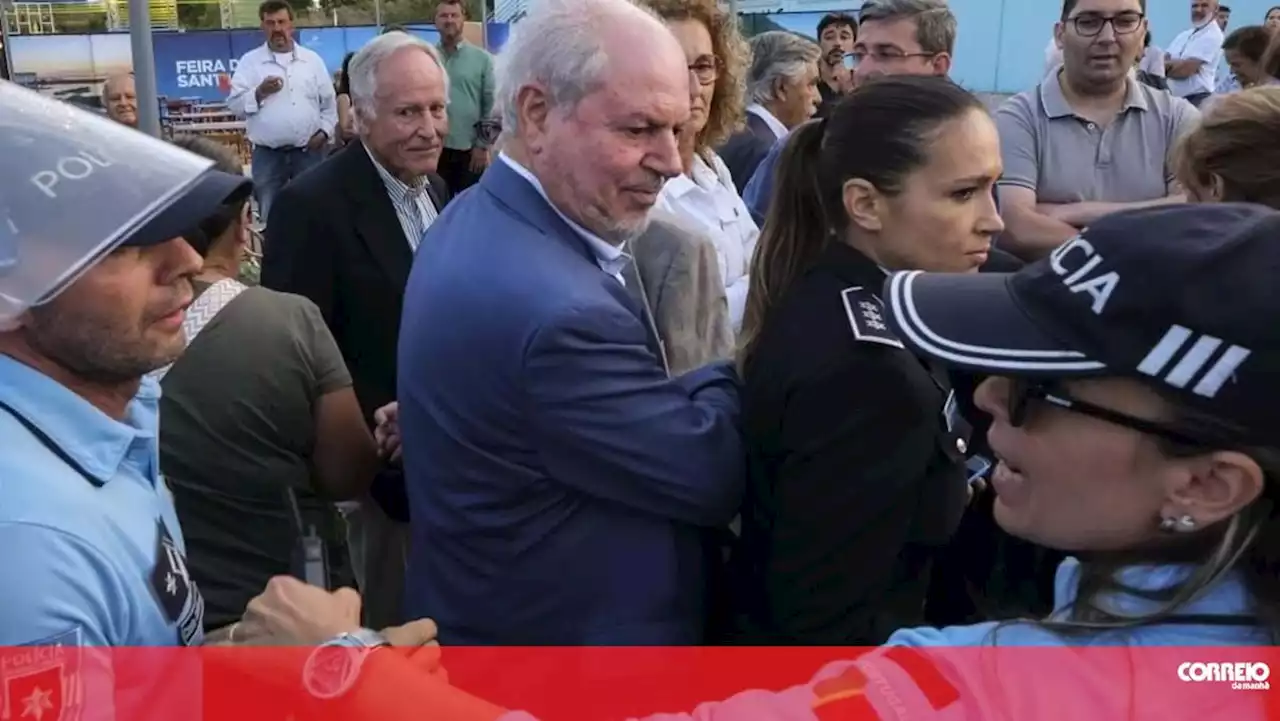 Presidente da Câmara de Setúbal escoltado pela polícia na feira de Santiago