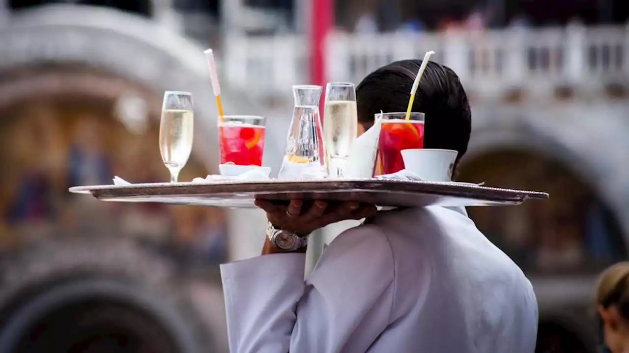 Un Français invente un plateau qui empêche les verres de tomber