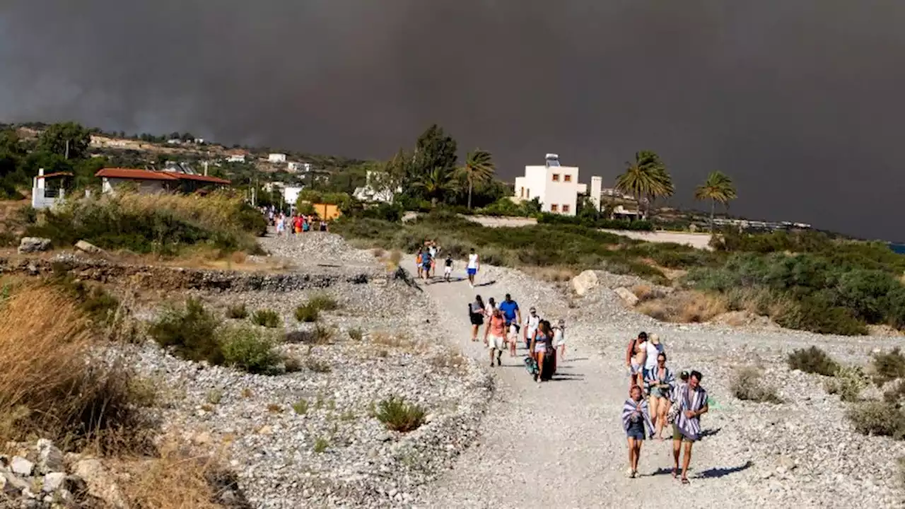 Greece evacuates thousands of tourists in Rhodes as wildfire burns | CNN