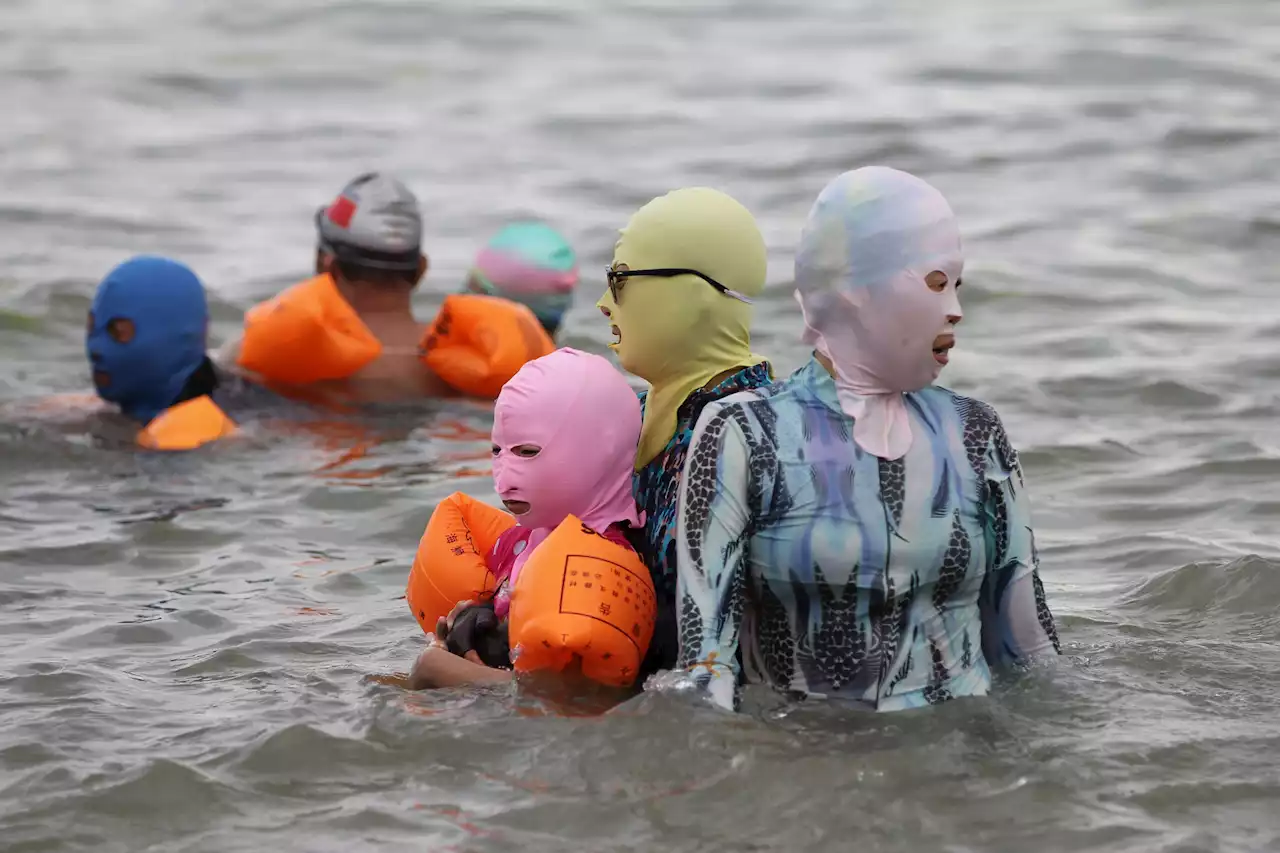 Conheça o “facekini“: máscara que cobre o rosto todo para proteger contra o sol é moda no verão chinês