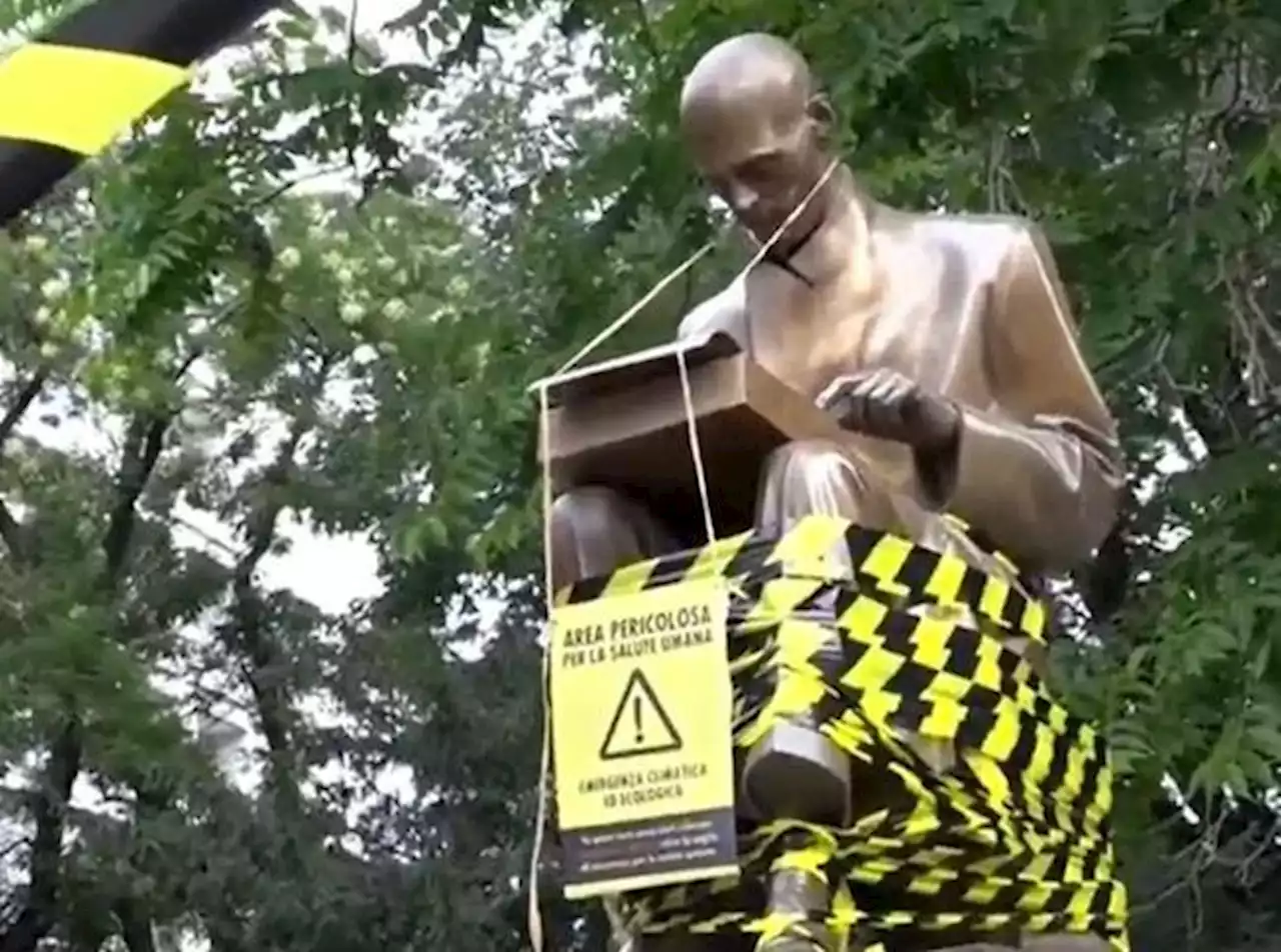 Nastro giallo e nero sulla statua: gli ecoattivisti se la prendono con Montanelli l’ambientalista