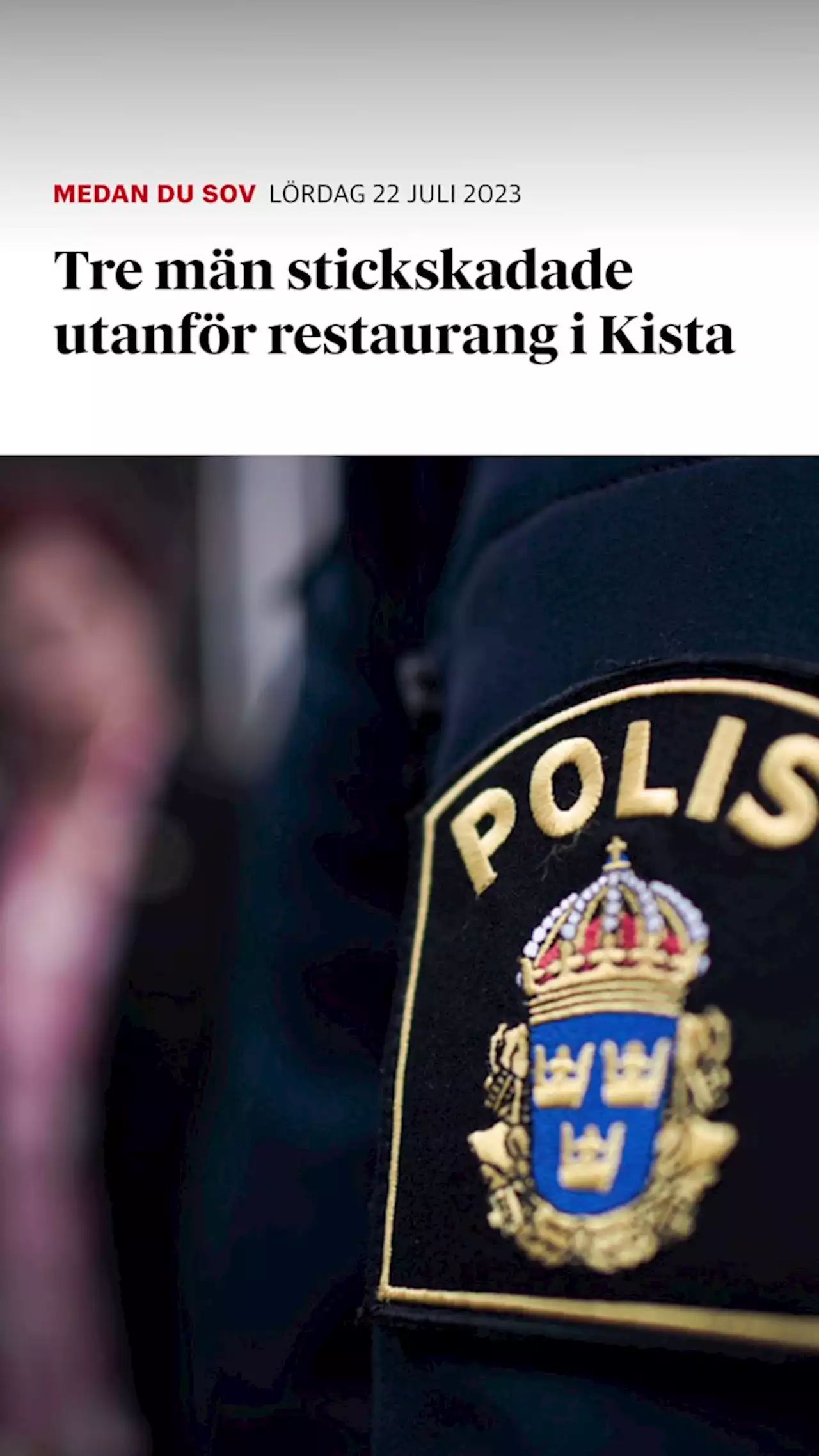 Tre män stickskadade utanför restaurang i Kista