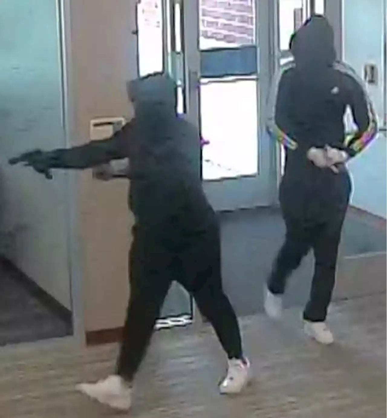 Armed men rob bank in Addison