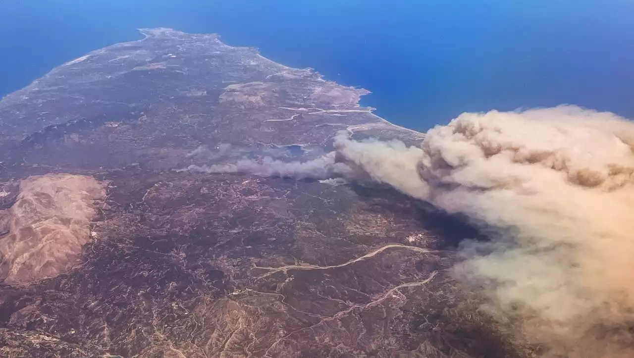 Ferieninsel in Flammen: 8000 Menschen auf Rhodos müssen evakuiert werden